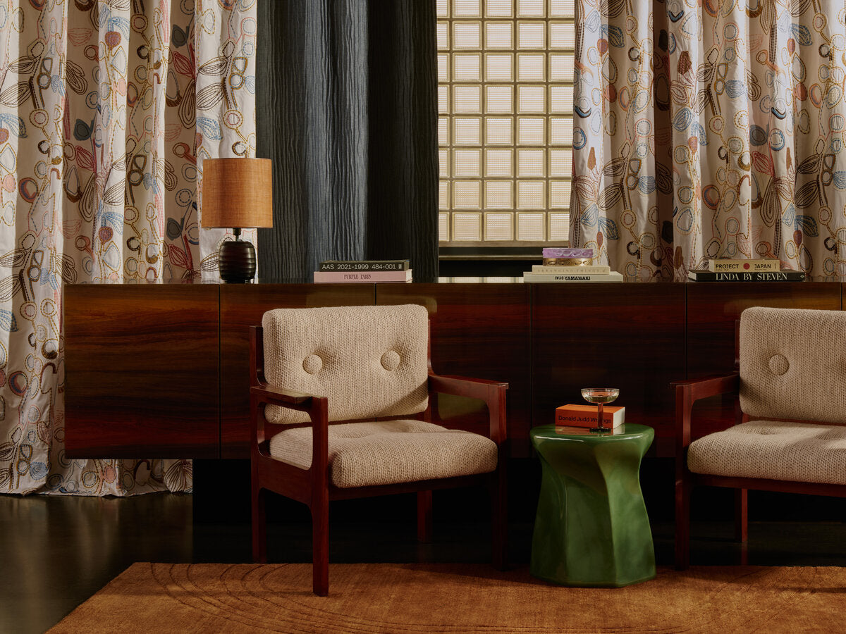 כורסה מעוצבת לסלון יוקרתי - כך תשלבו נכון את הפריט להשלמת עיצוב ונוחות