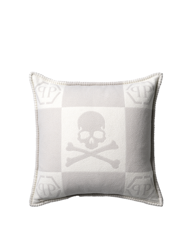 כרית נוי גולגולת אפור ולבן עם כיתוב PP