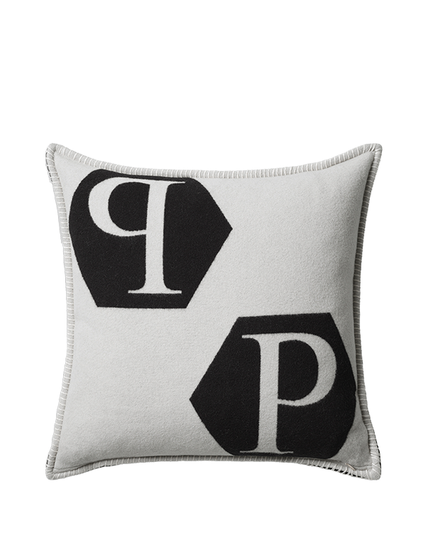 כרית נוי עם כיתוב PP בשחור ואפור כרית נוי עם כיתוב PP בשחור ואפור