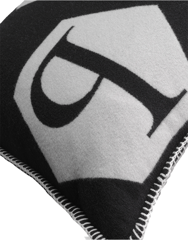 כרית נוי עם כיתוב PP בשחור ואפור