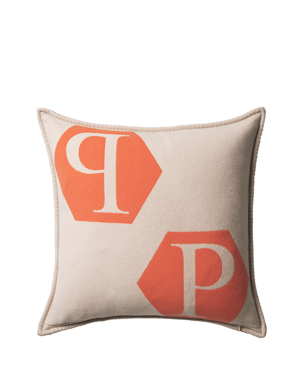 כרית נוי עם כיתוב PP בכתום ואפור כרית נוי עם כיתוב PP בכתום ואפור