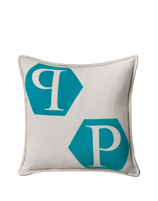 כרית נוי עם כיתוב PP בכחול ואפור כרית נוי עם כיתוב PP בכחול ואפור