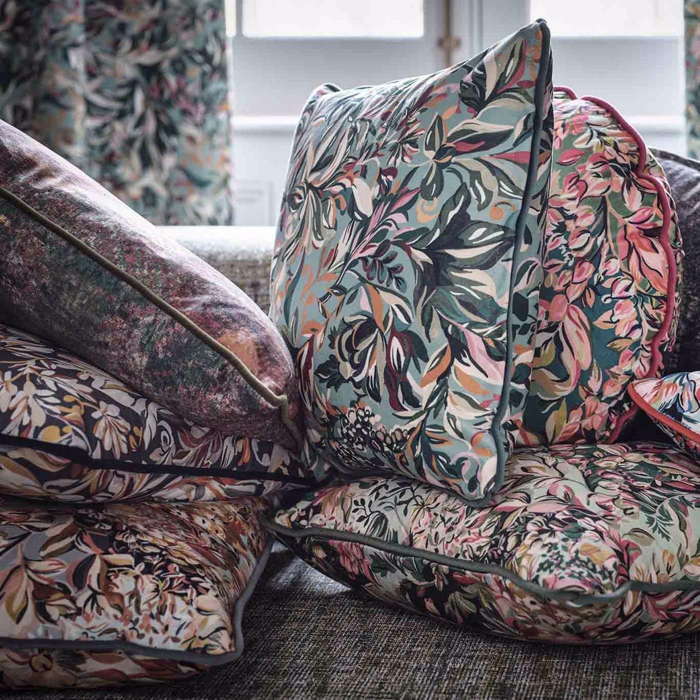 בד פרחים צפוף - דגם אשברוק בד פרחים צפוף - דגם אשברוק