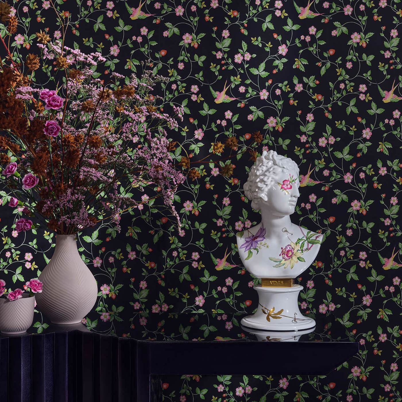 טפט ציורי רומנטי - דגם ווילד סטרוברי טפט ציורי רומנטי - דגם ווילד סטרוברי