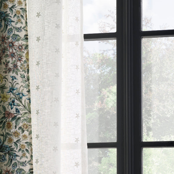 בד וילון עדין בעיטור כוכבים - דגם מיטון בד וילון עדין בעיטור כוכבים - דגם מיטון