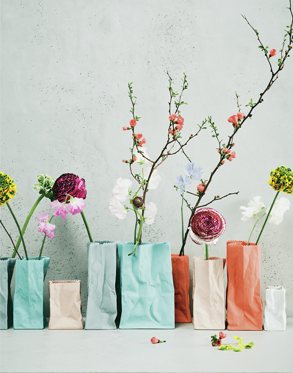 אגרטל לבן בעיצוב שקית נייר רוזנטל - רפאל אקלה אגרטל לבן בעיצוב שקית נייר רוזנטל - רפאל אקלה