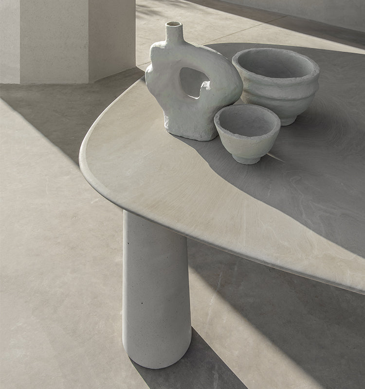 שולחן Bold בפינת אוכל חיצונית מודרנית - Bold table modern outdoor dining setup